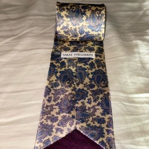 Van Heusen tie